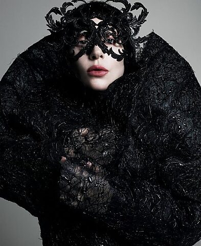 Sự thật tin đồn Lady Gaga dùng mèo làm quần áo