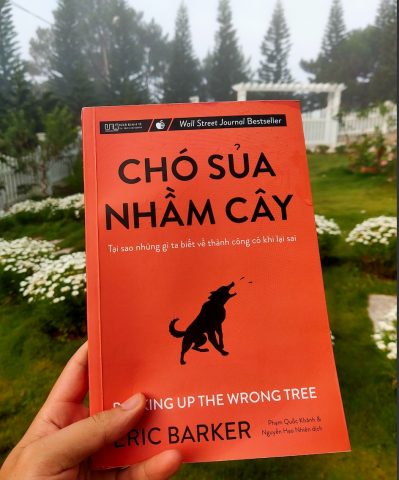 Sách Chó Sủa Nhầm Cây: Đánh Thức Tư Duy Phản Biện Về Con Đường Thành Công