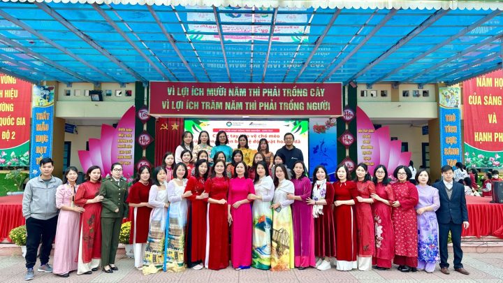 Học sinh vui mừng nhận quà từ ban tổ chức hội bảo vệ chó mèo và đối tác