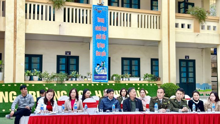 Đại diện các cơ quan và hội bảo vệ chó mèo tham dự lễ khai mạc ngày hội giáo dục
