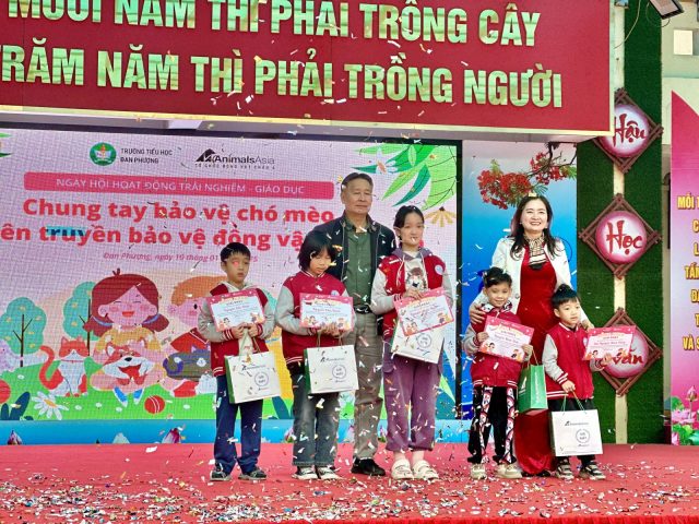 Niềm vui của em học sinh đạt giải nhất cuộc thi vẽ tranh về hội bảo vệ chó mèo