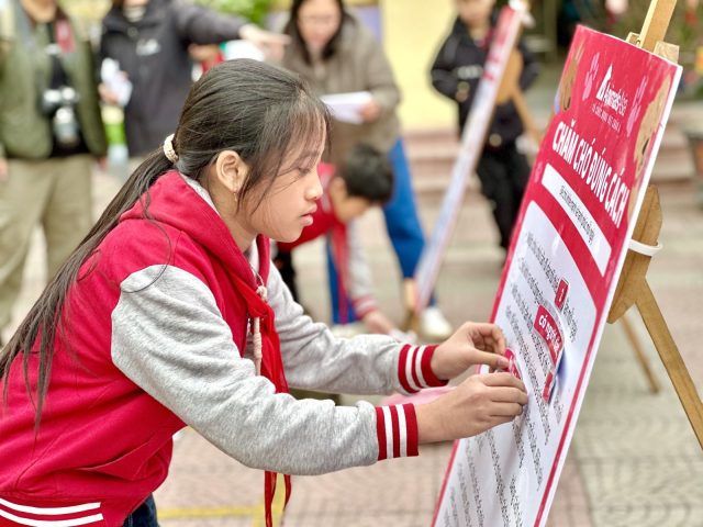 Các em nhỏ hào hứng tham gia trò chơi giáo dục của hội bảo vệ chó mèo