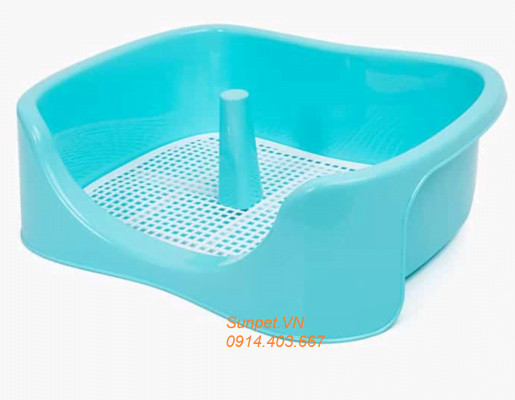 Chó đực đang đi vệ sinh trên khay có cột trụ, nhấn mạnh nên mua khay vệ sinh cho chó loại nào phù hợp với thói quen của chó đực.