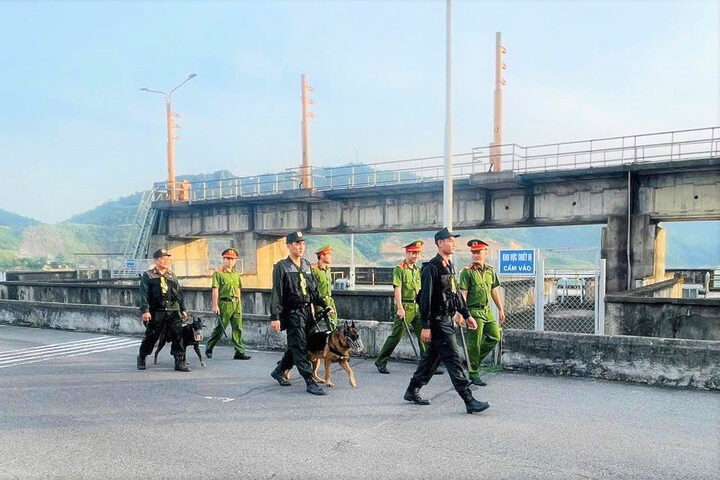 Chó nghiệp vụ an ninh cùng cán bộ tuần tra
