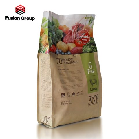 Chú chó cưng thưởng thức thức ăn hạt ANF Organic 6Free vị Cừu.