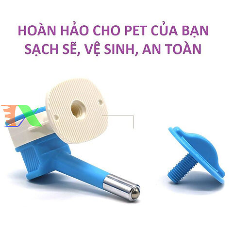 Chú chó nhỏ đang sử dụng vòi uống nước cho chó gắn chuồng