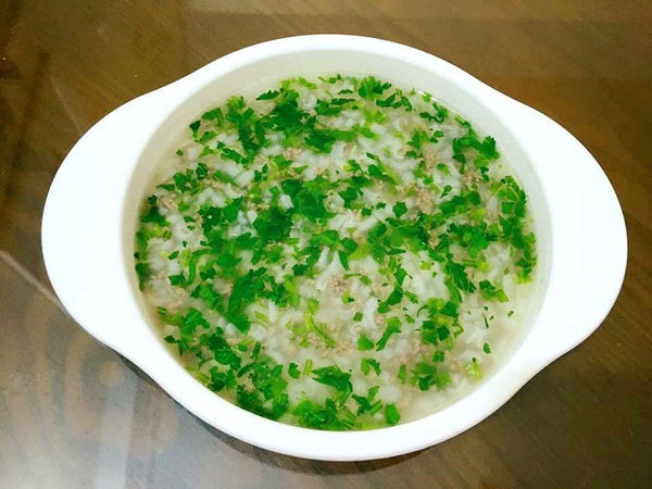 Chuẩn bị nguyên liệu sạch để đảm bảo sức khỏe cho chó sống trong ngôi nhà đơn giản