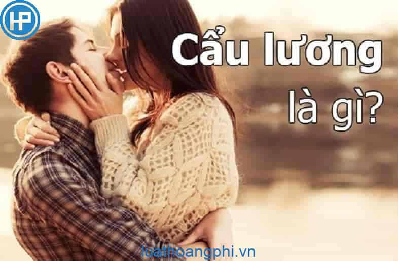 Hình ảnh hai chú chó đáng yêu đang thưởng thức bữa ăn ngon, thể hiện sự thèm ăn và hạnh phúc.