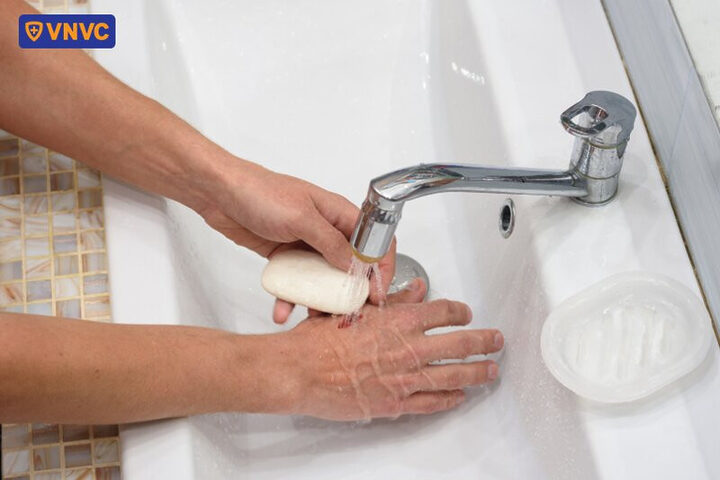 Hướng dẫn vệ sinh vết thương đúng cách sau khi bị chó dại cắn để ngăn ngừa phát bệnh