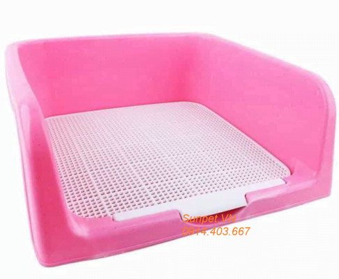 Khay vệ sinh cho chó thành cao màu đen, thể hiện tính năng chống bắn nước tiểu khi nên mua khay vệ sinh cho chó loại nào có thành cao.