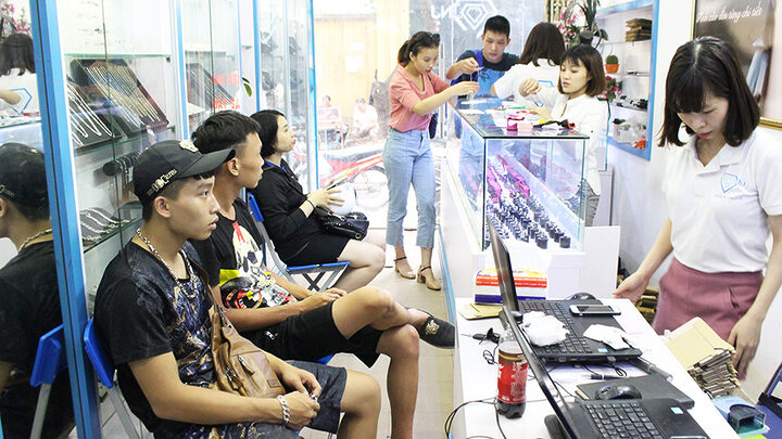Không gian mua sắm trang sức, thể hiện sự chuyên nghiệp và đa dạng sản phẩm