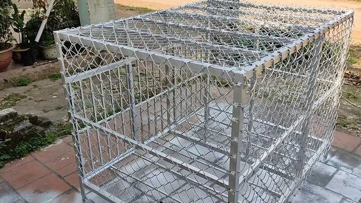 Lưới sắt B40 có độ thông thoáng thích hợp làm chuồng chó, giúp không khí lưu thông tốt