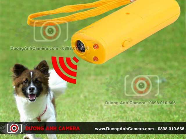 Máy siêu âm đuổi chó được lắp đặt trên hàng rào trong vườn