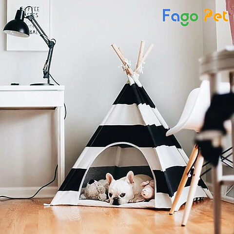 Ngôi nhà cho chó kiểu lều Tipi được trang trí từ khung gỗ và vải, tạo không gian độc đáo và thoải mái.
