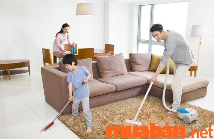 Người chủ đang lau sàn nhà sạch sẽ sau khi nuôi chó trong nhà