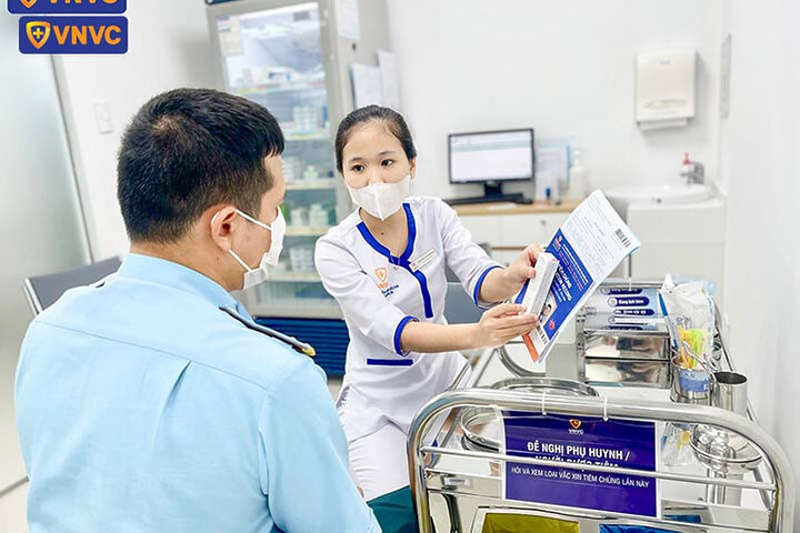 Nhân viên y tế kiểm tra thông tin và tư vấn trước khi chích ngừa chó cắn ở Bình Dương