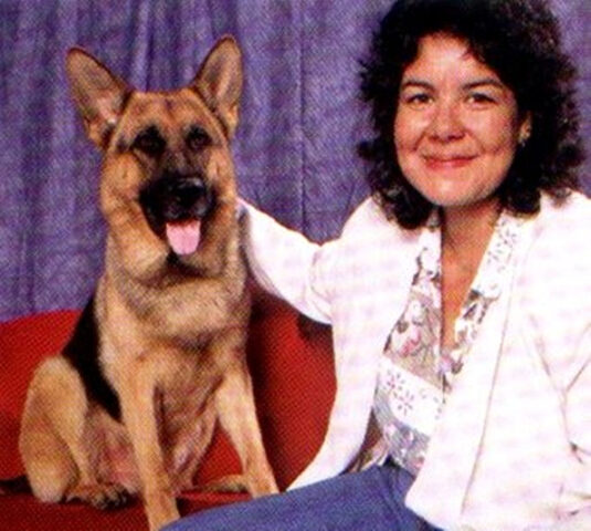 Santo, một trong những chú chó đóng vai Rex chú chó thám tử, cùng huấn luyện viên Teresa Ann Miller