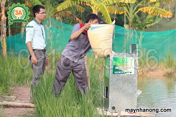 máy phun thức ăn cho cá máy phun thức ăn cho cá