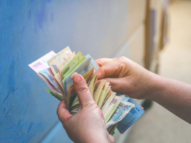 Giải mã giấc mơ thấy mình cho tiền người khác