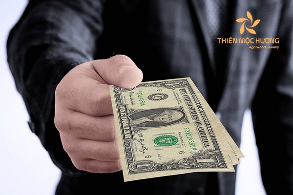 Tại sao bạn lại nằm mơ thấy người thân cho tiền?